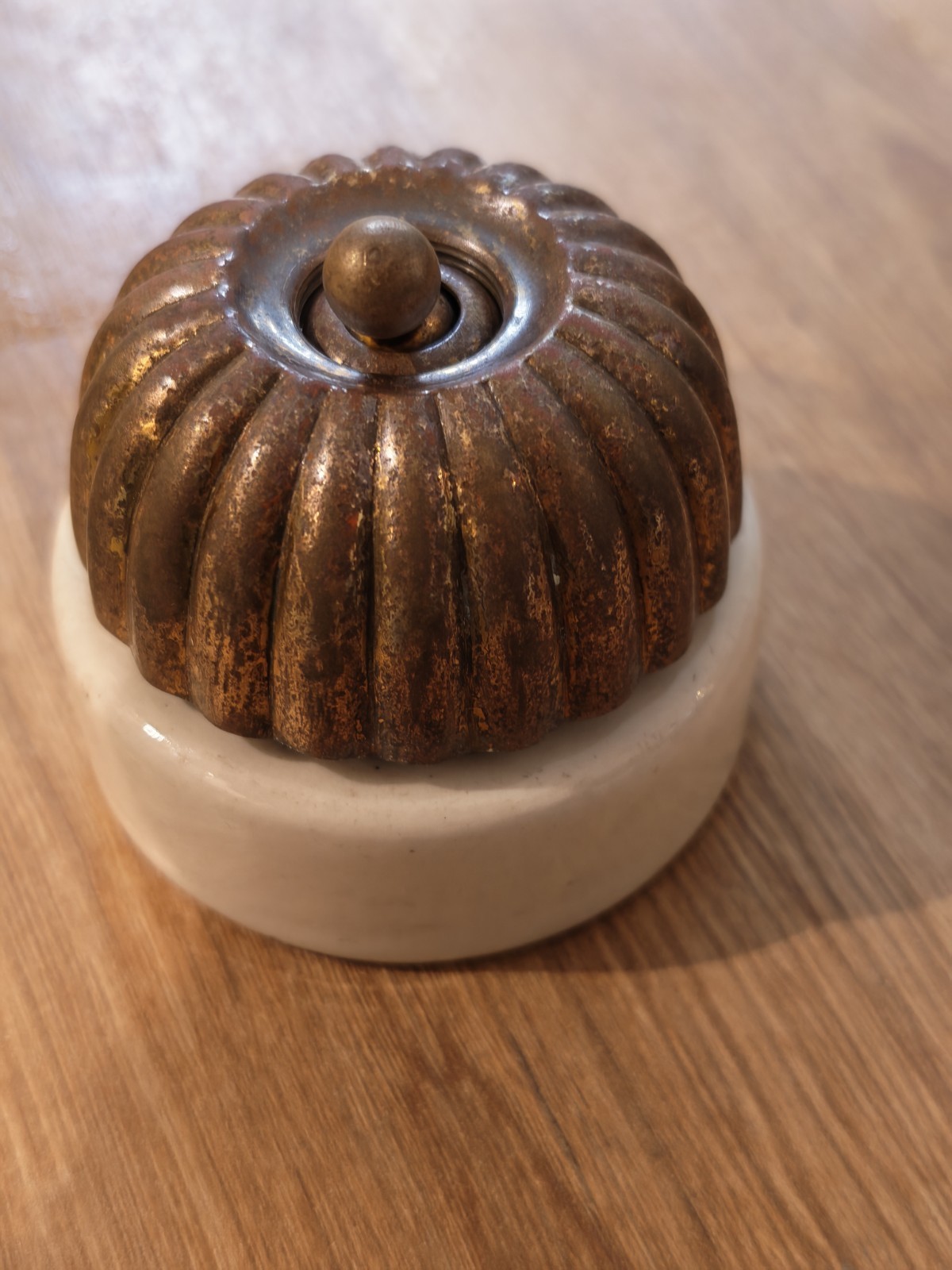 Antique Lektrik Ribbed Brass & Ceramic Dolly Light Switch – Fluted Deco Style