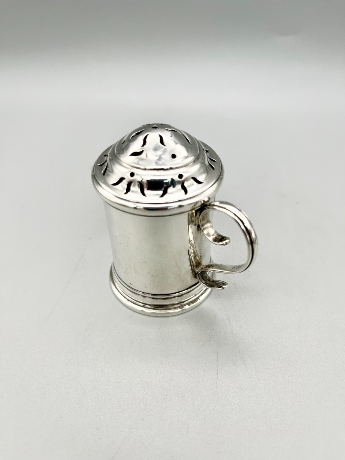 VICTORIAN STERLING SILVER KITCHEN PEPPER, EDWARD BARNARD & SONS, LONDON, 1897
