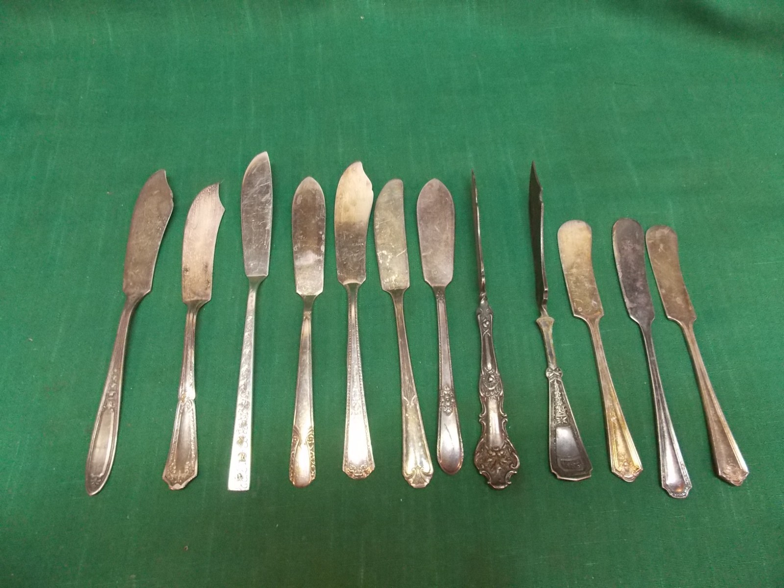 Lot of 12 vtg silverplate butter spreader knives. 2 twisted handle style. Crafts