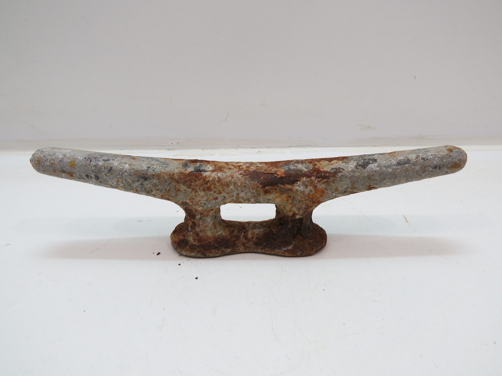Used RUSTY 10+1/4 inch Cast Iron Boat Dock Cleat Tiki Hut Bar Yard Art (D3C985C)
