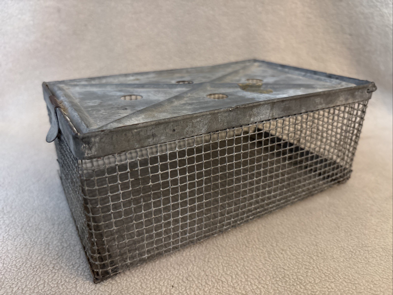 Vintage 8″ x 5″ x 3-1/2″ Metal Wire Small Live Animal Bait Carry Cage Old