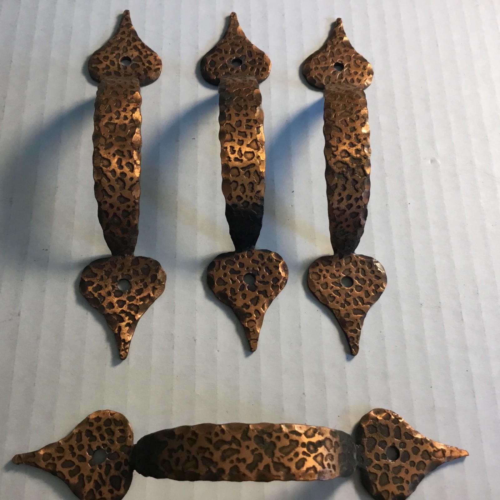 LOT OF 4! VINTAGE COLONIAL SPADE HAMMERED METAL DRAWER PULLS 3 1/4” C TO C
