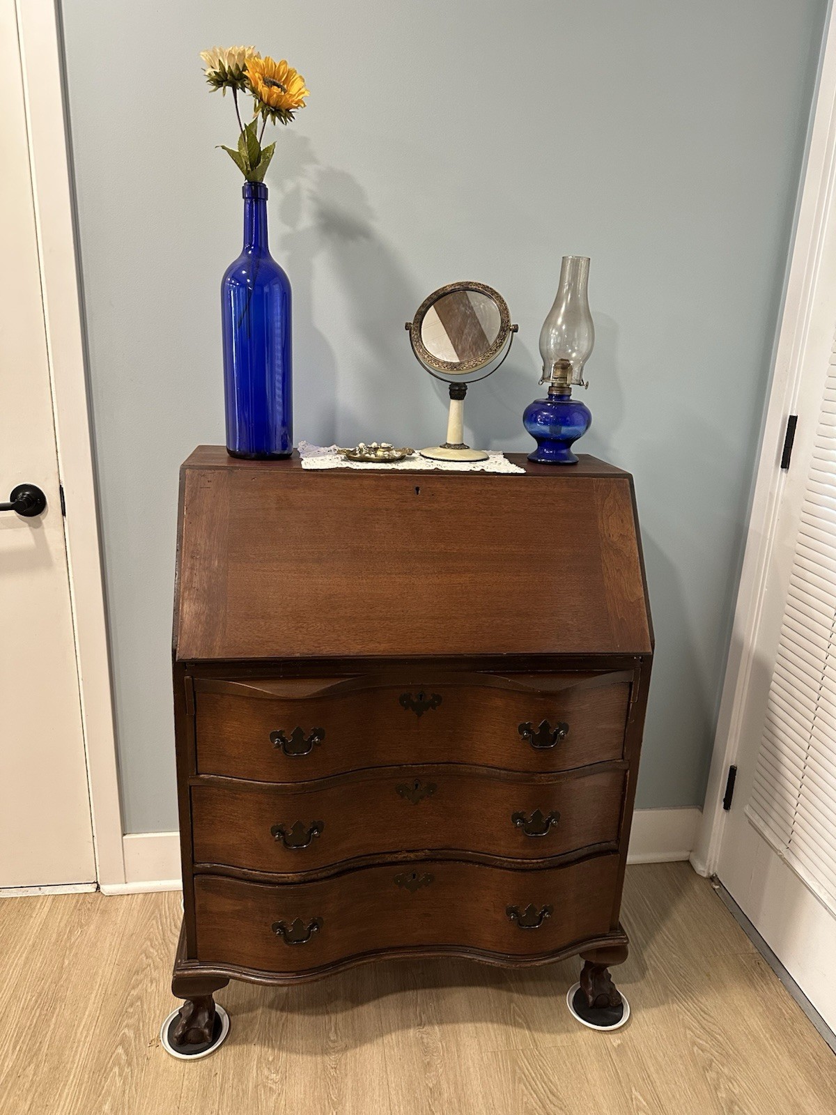 1930s Era Governor Winthrop Maddox Colonial Jamestown NY Claw And Ball Desk