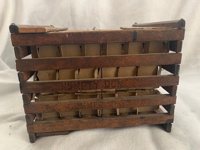 HUMPTY DUMPTY EARLY 2OTH C VINT EGG WOOD SLAT BOX W/ORIG PAPER TRAYS, CUMMER MFG
