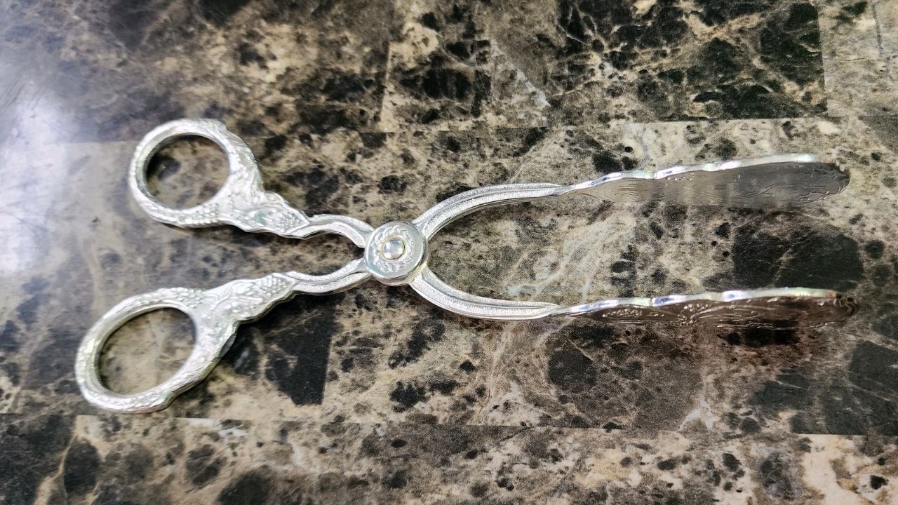 ORNATE EMBOSSED 🍇 GRAPE LEAVES & VINE PATTERNED SILVERPLATED PASTRY TONGS 🍪
