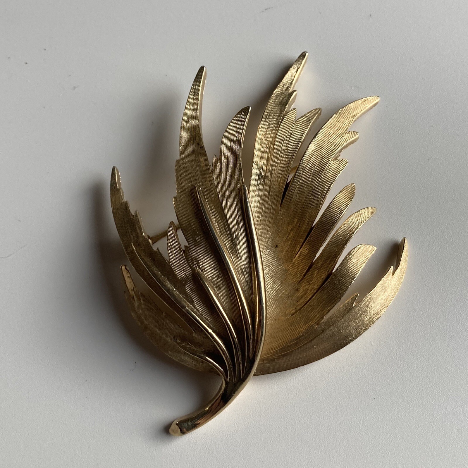 VINTAGE CROWN TRIFARI GOLD TONE LEAF BROOCH PIN CROWN MARK SIGNED EUC VTG