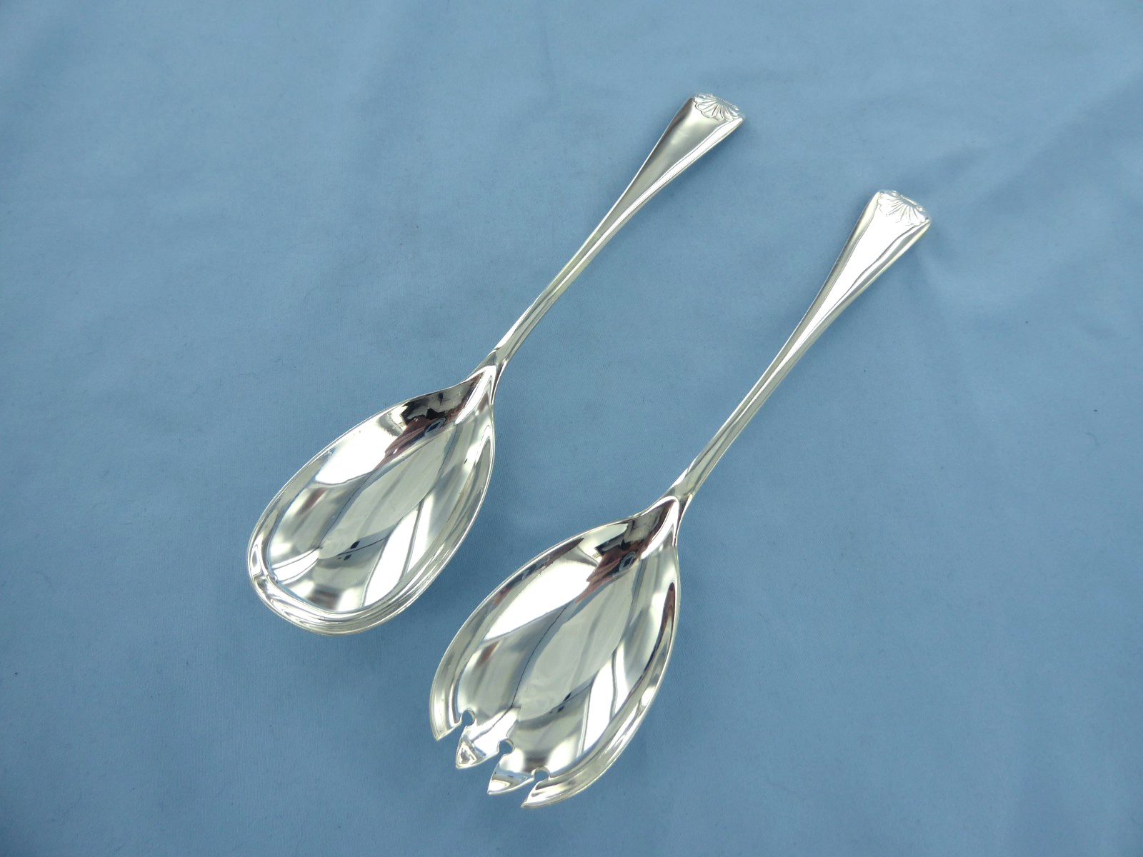 VINTAGE PAIR OF STERLING SILVER OLD ENGLISH SHELL SALAD SERVERS.BIRMINGHAM 1909