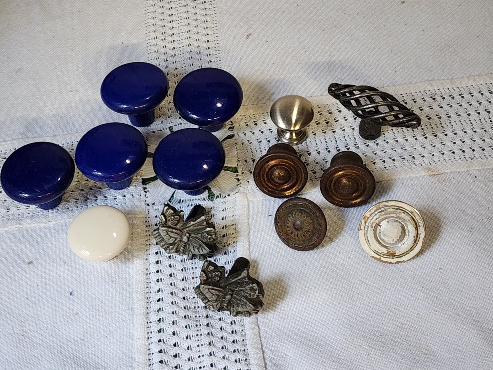 VIntage LOT of 14 METAL PLASTIC PORCELAIN Cabinet Knobs Drawer Pulls ESTATE FIND