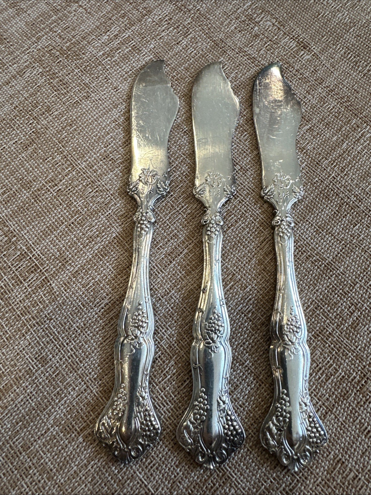 1847 Roger Bros Triple Butter Spreader Knives Vintage Pattern Vine And Grapes 3