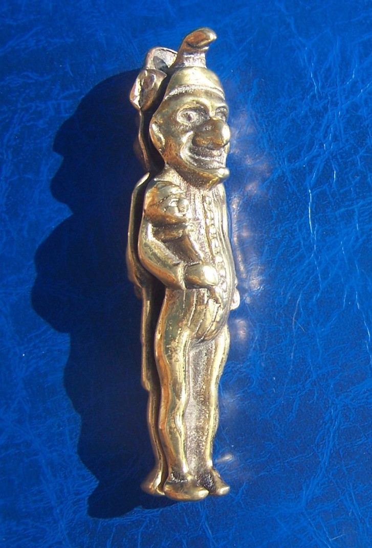 ANTIQUE PAIR OF METAL SOLID BRASS TWO SIDED PUNCH AND JUDY NUT CRACKERS IN VGC