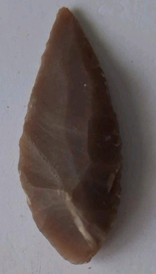NEOLITHIC FLINT LEAF-SHAPED ARROWHEAD. STONE AGE BRITAIN 4000-3000 B.C. 49 mm.