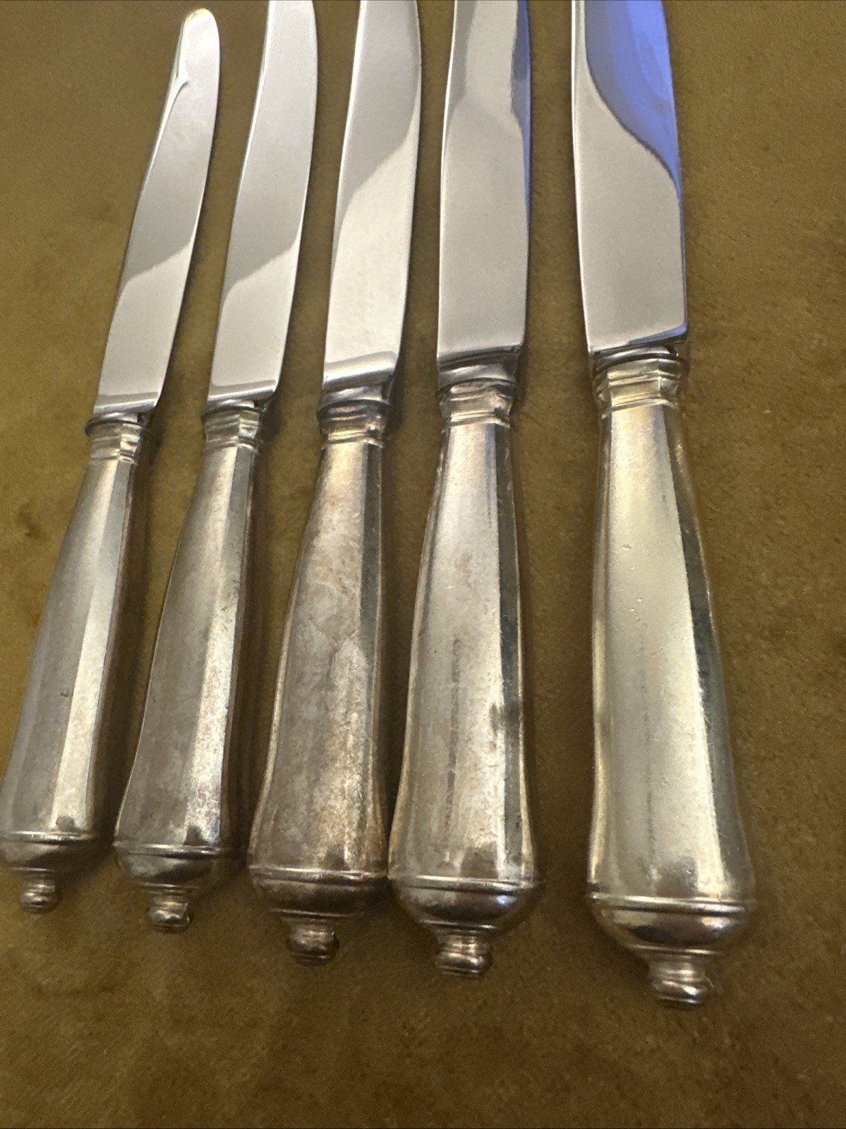 5 DINNER KNIVES POTTERY BARN Sheffield ENGLAND MAXFIELD Silverplate CLEAN BLADES
