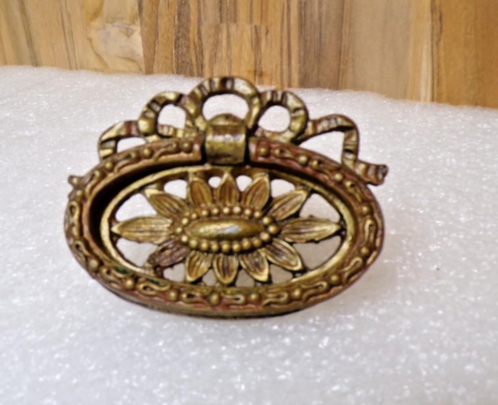 Ornate Oval-shaped Cabinet Drawer Pull featuring a Sunflower Center and a Ribbon