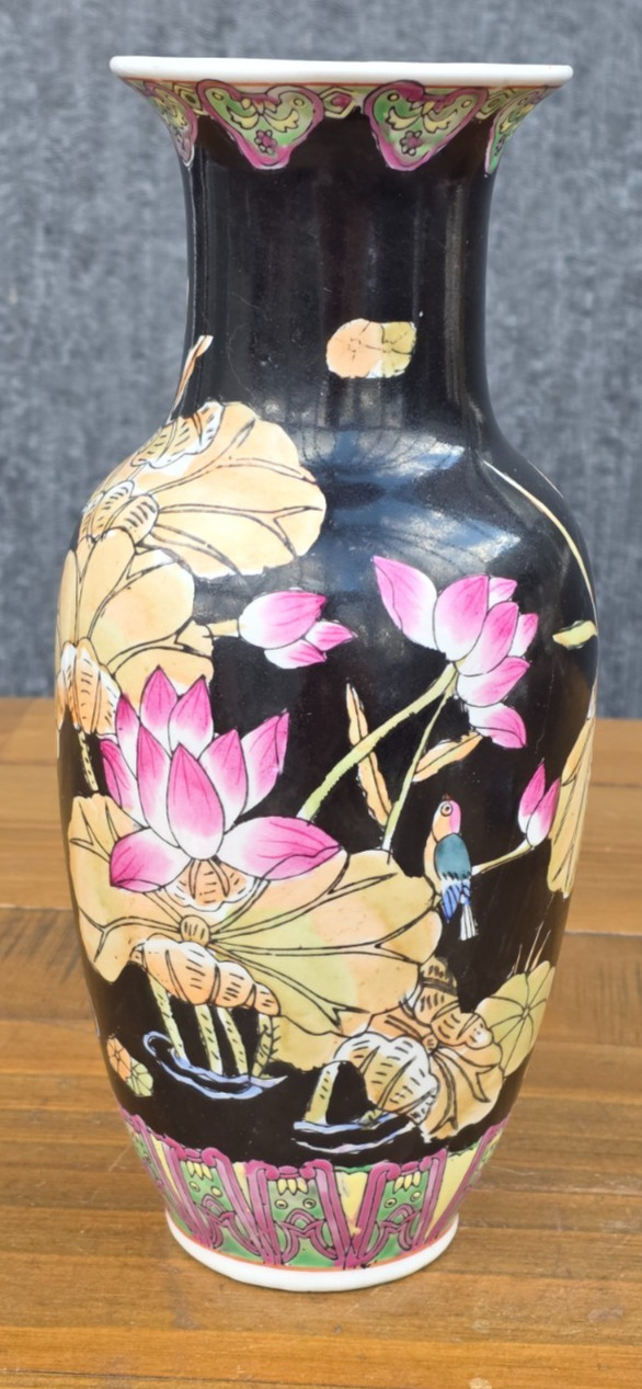 VINTAGE CHINESE PORCELAIN VASE, CHINOISERIE FAMILLE NOIR STYLE 26CM TALL