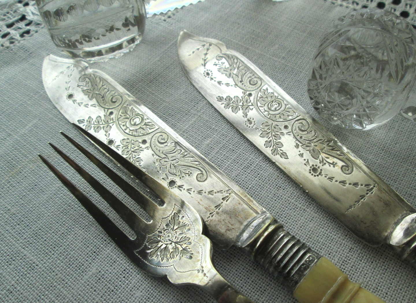 ANTIQUE FLATWARE ENGRAVED 3 PIECES WITH SILVER TRIM HMARKS & CRYSTAL KNIFE RESTS