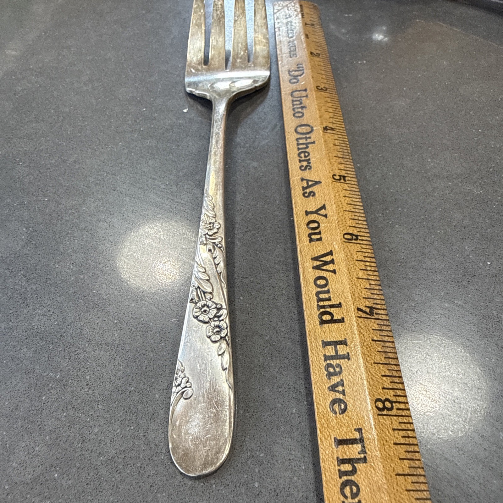 1 Oneida Community Tudor Plate BRIDAL WREATH Silverplate 8-1/2″ Serving Fork