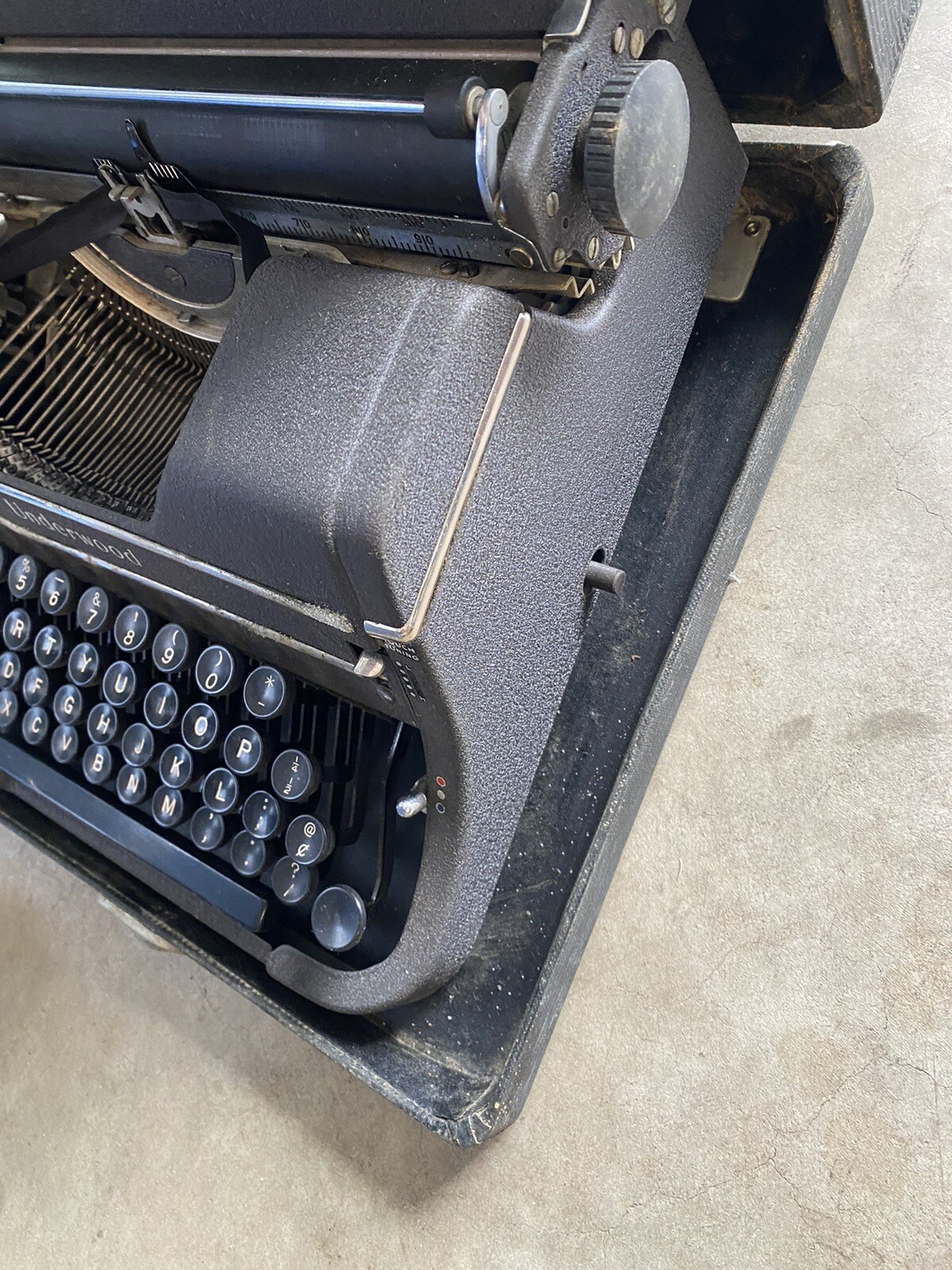 VINTAGE UNDERWOOD TYPEWRITER with CASE – WORKS WELL- HANDLE STATES UNDERWOOD TOO