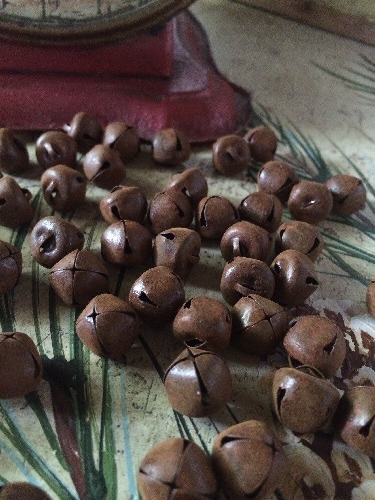 (48) Primitive Rusty LOOK Tin JINGLE BELLS 13mm 1/2 in 1/2″ Christmas Crafts
