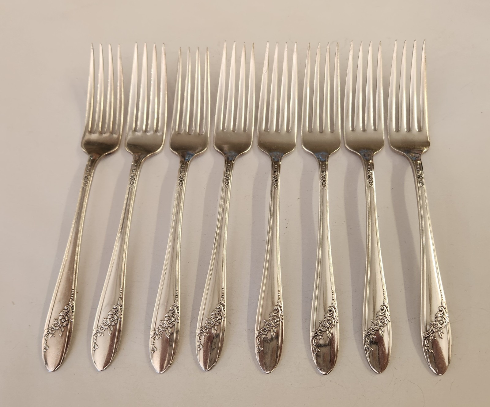 8 Oneida Silverplate QUEEN BESS II Tudor Plate Dinner Forks 7-1/2″ 1946