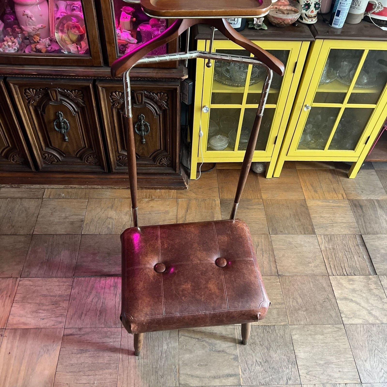 Pearl And Wick. Vintage Mid-Century Modern Gentleman’s Valet Chair