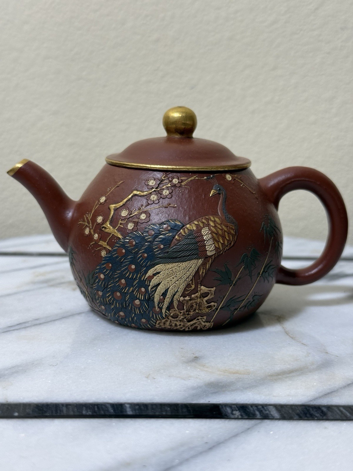 This Beautiful Antique Teapot made of Zhu Ni 朱泥, base marked: 文遠香葉款