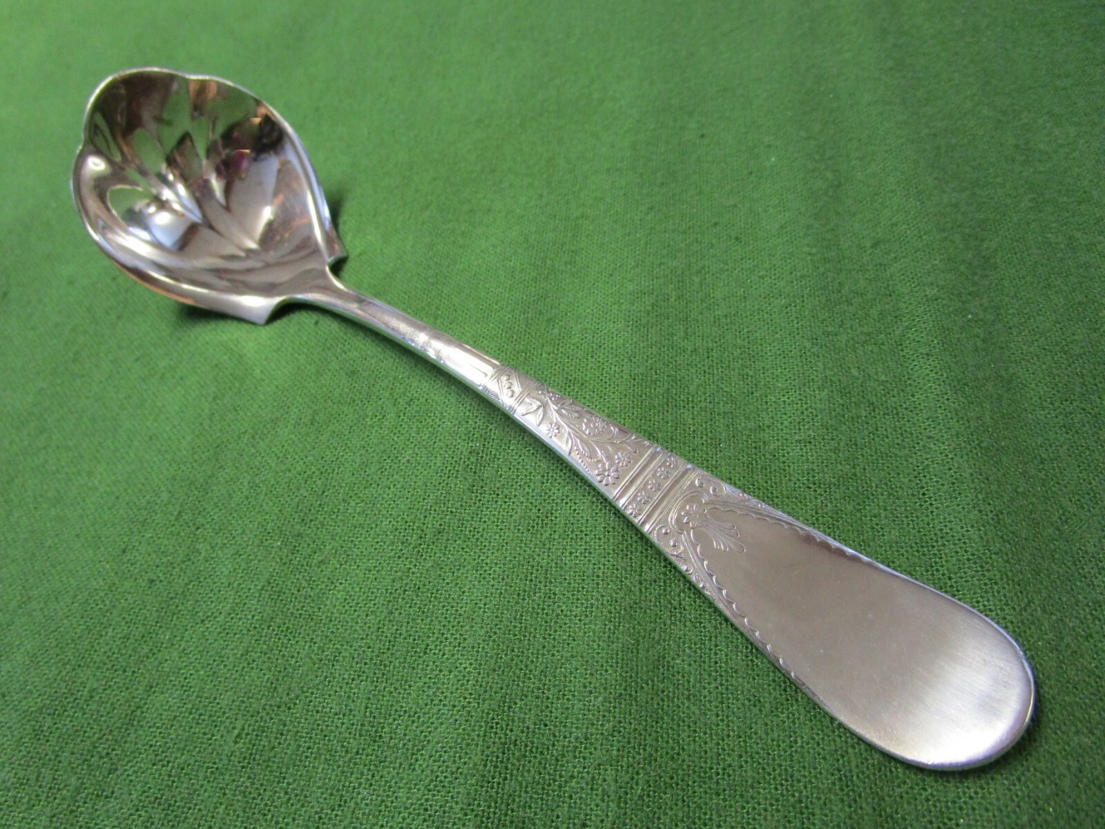 LORNE Sauce or Cream Ladle 1878 Silverplate No Monogram Elegant Excellent TC
