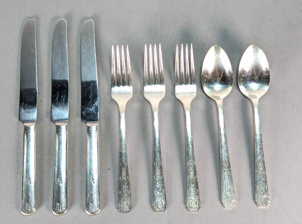 Oneida Tudor “Friendship” Teaspoons, Knives, Forks Lot Of 8 Silver Plate 1930s