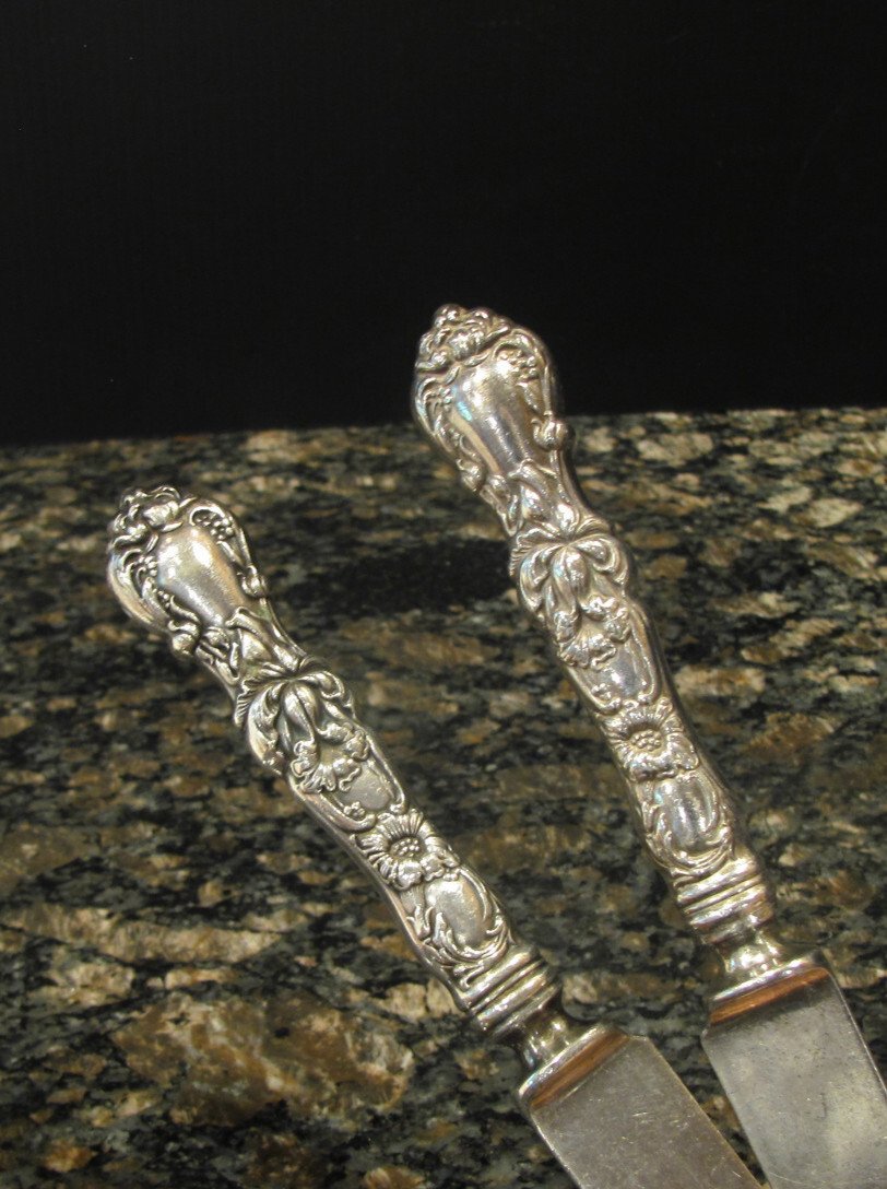 2 Pc 1902 FLORAL Silverplated 9.5″ BLUNT END DINNER KNIVES 1835 R. Wallace