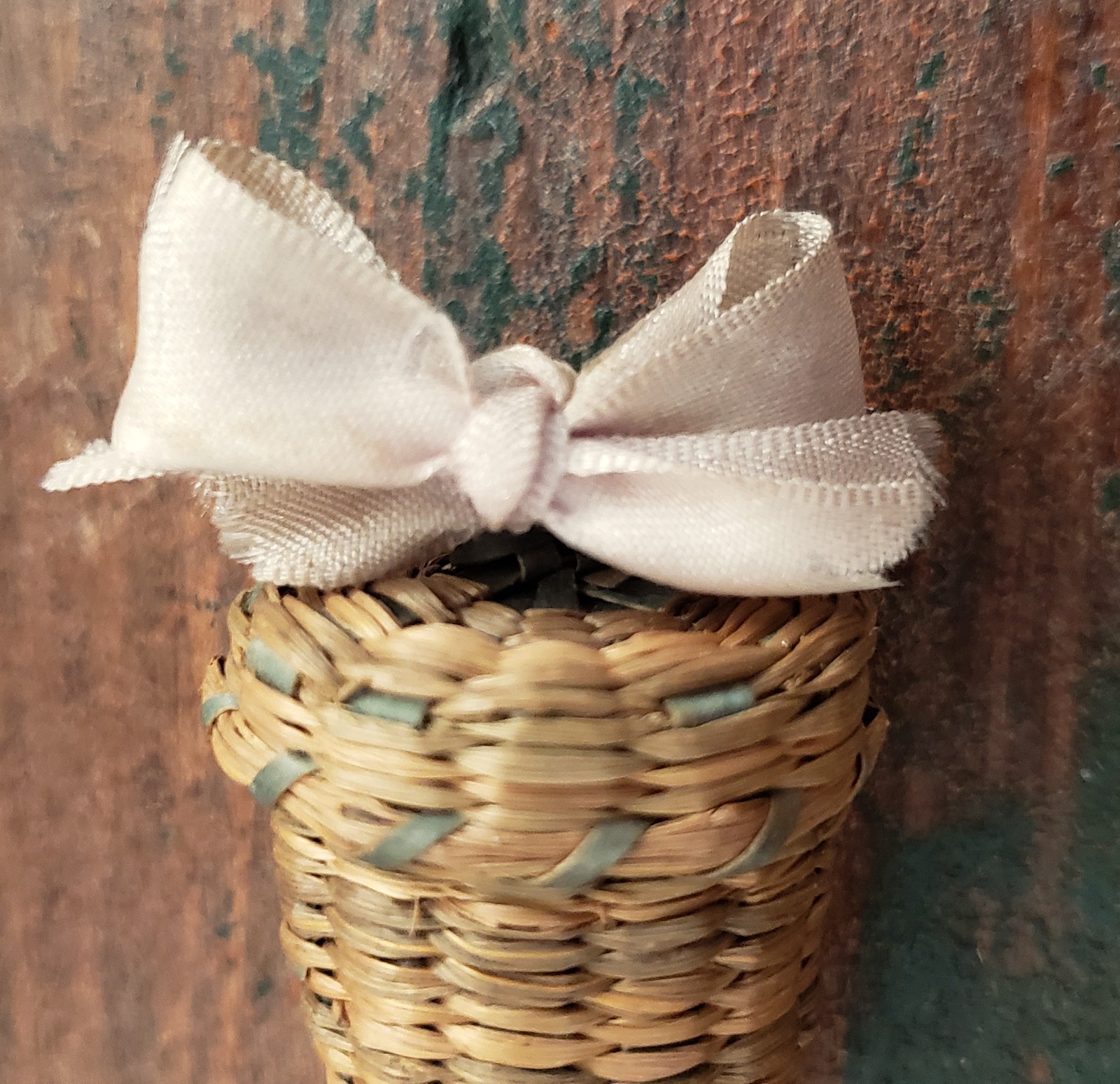 Antique N.E. MicMac Vintage MINIATURE Sweet Grass THIMBLE Sewing Tool Basket #2