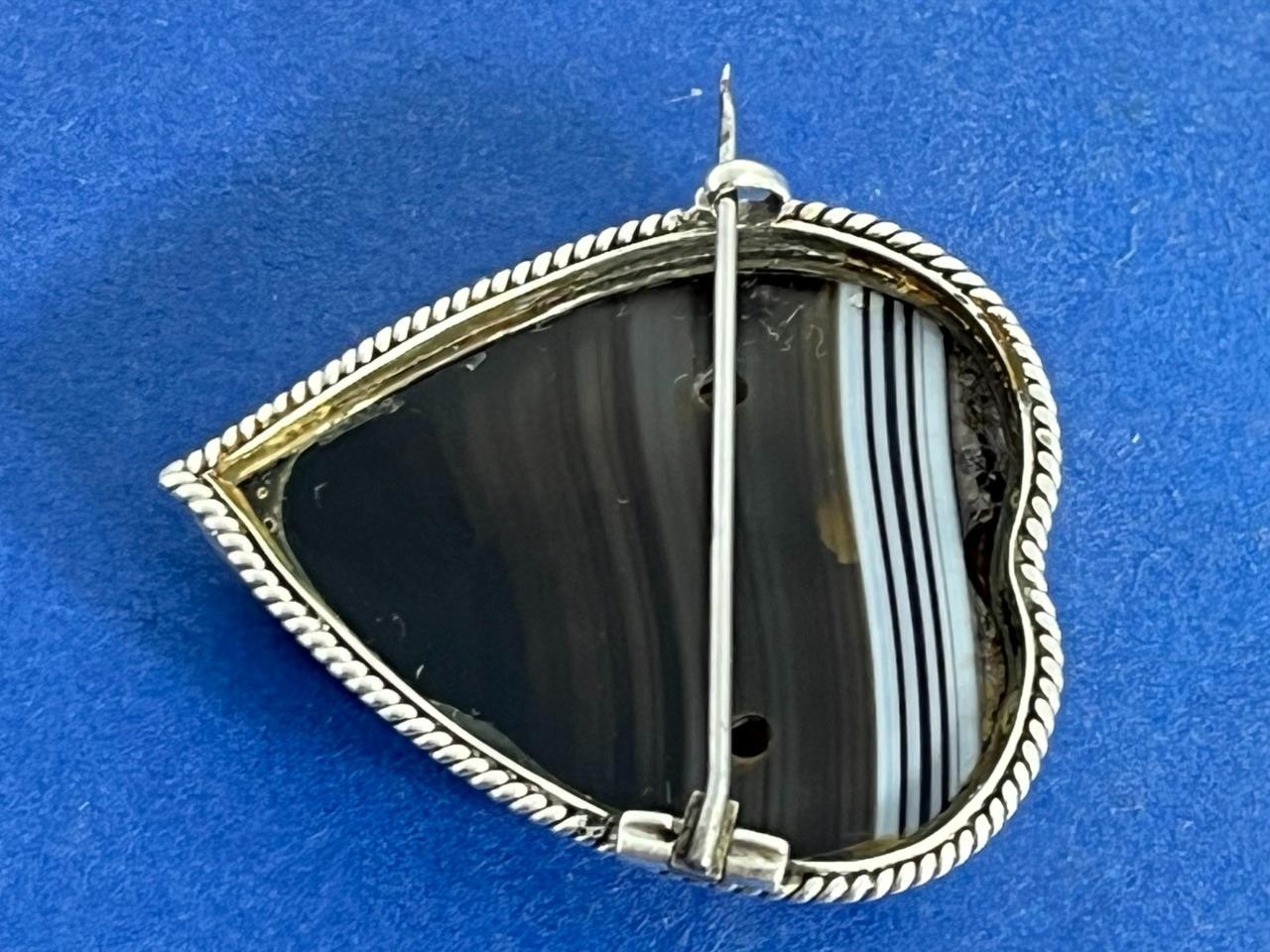 LARGE ANTIQUE VICTORIAN SCOTTISH SOLID SILVER BANDED AGATE LOVE HEART BROOCH