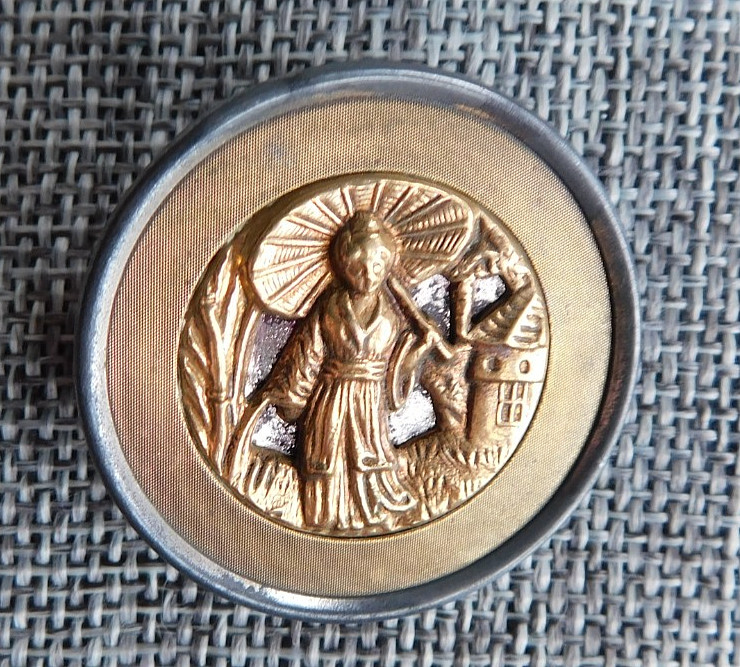 Antique Vtg Button Geisha Asian Aprx: 1-1/8″ #624-D