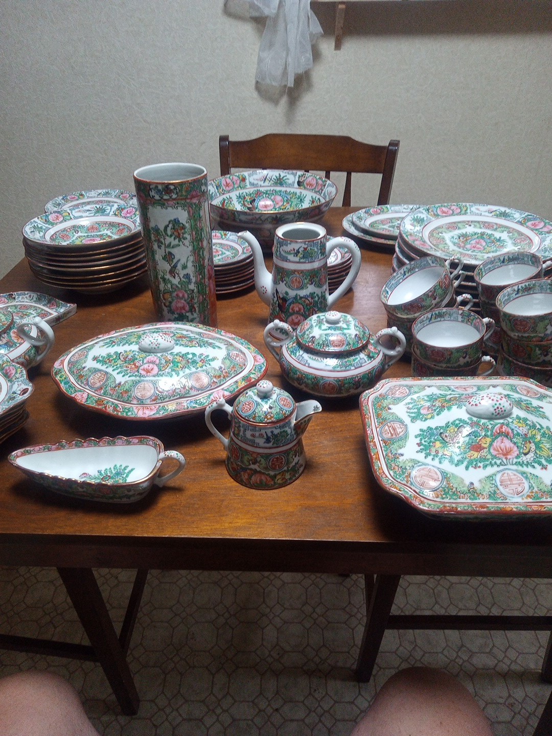 Chinese Family Rose Medallion Porcelain Dish Set 80 Pieces Earlier 20th Century