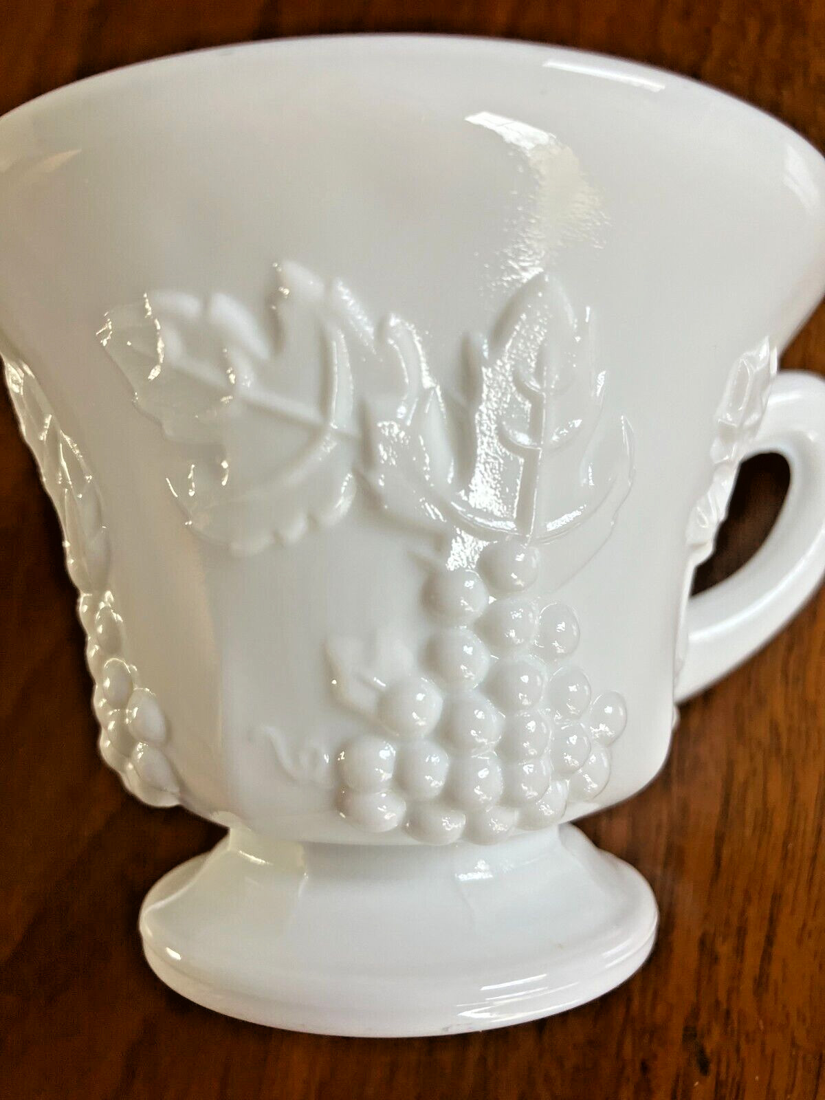 Colony Glass Co. 1960-70’s Harvest Grape White Milk Glass 5oz Coffee Cup 3″x3.5″