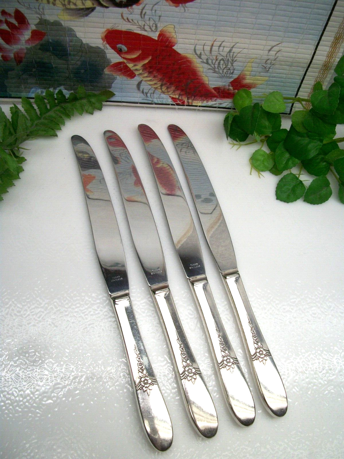 4 Oneida Tudor Plate FANTASY Silverplate 9 3/8″ Dinner Knives 1941
