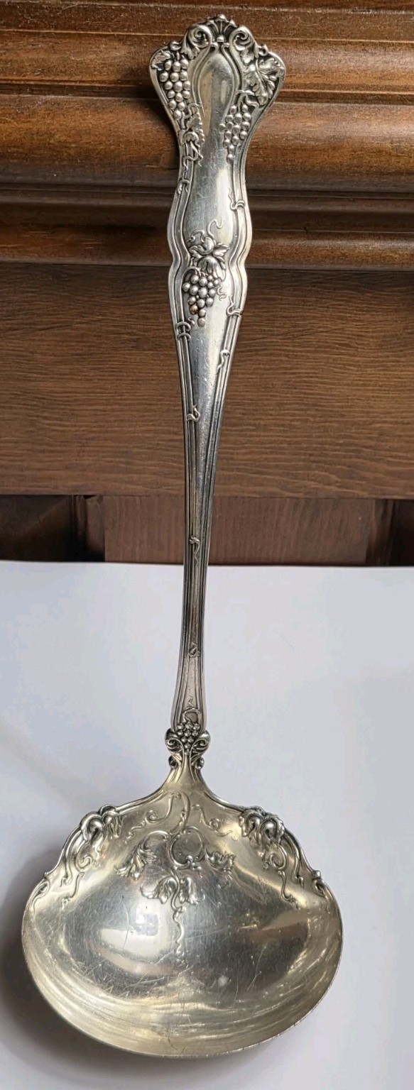 1847 Rogers Bros Vintage Grape Silver Plate Silverplate Soup Ladle 10.5″ No Mono