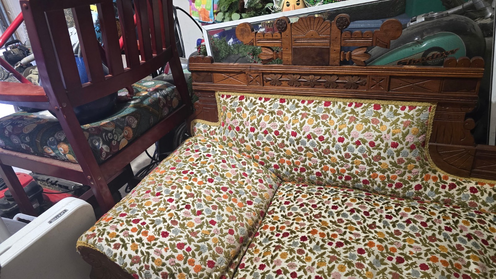 Antique Victorian Fainting Couch/Fold Out Bed