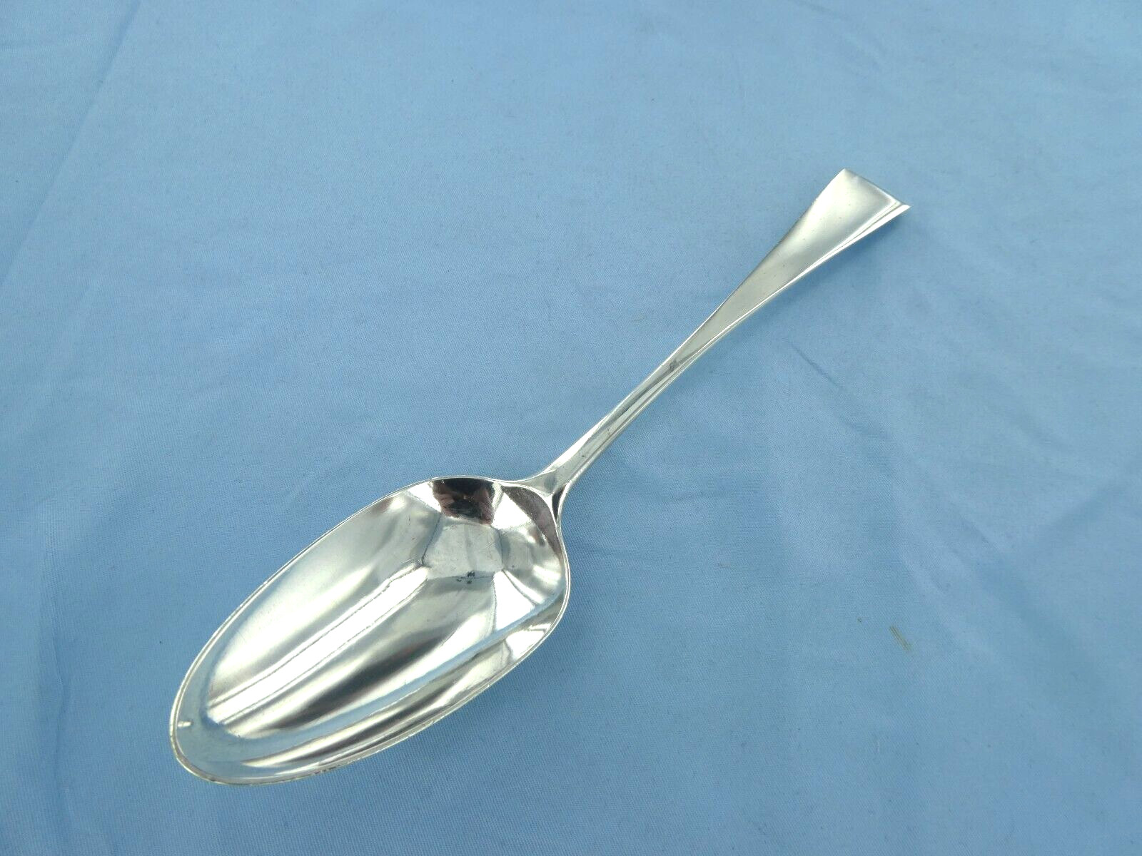 AN ANTIQUE STERLING SILVER OLD ENGLISH SOUP SPOON LONDON 1739.
