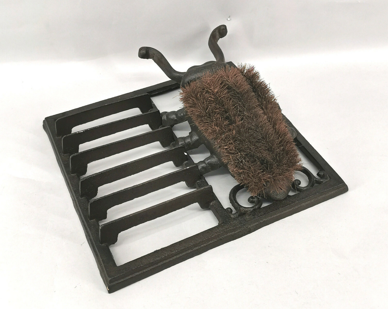 9977601 Cast Iron Shoe Cleaner Doormat Bug Rustic 9 13/16×5 7/8×7 1/2in