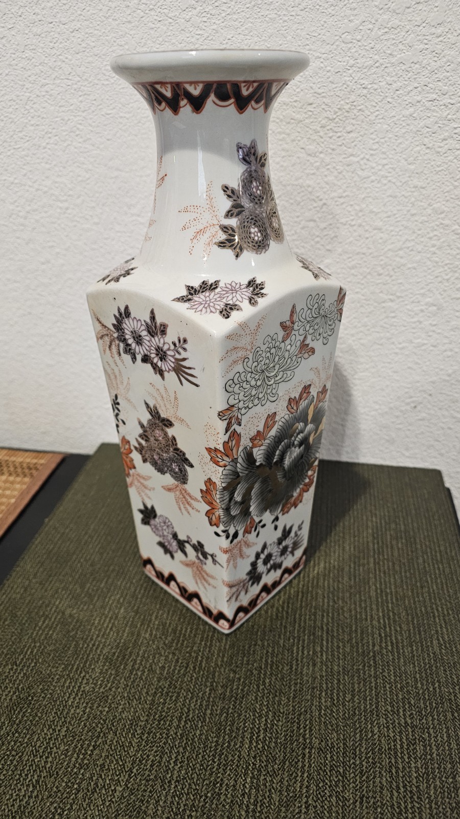 Antique Chinese Imari Porcelian Vase