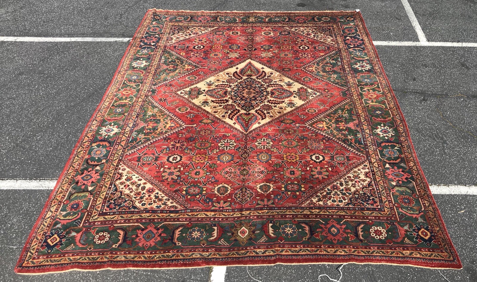 AN ANTIQUE S U L T A N A B A D RUG