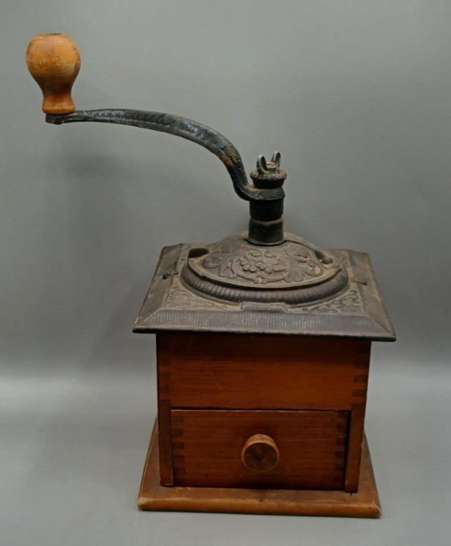 Antique Cast Iron & Wood w/Box Joint Construction Coffee Grinder 6″ x 6″