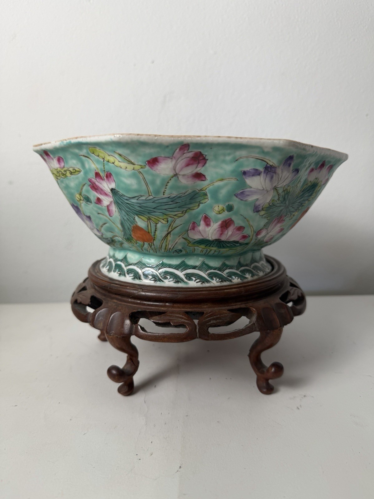 Antique Chinese Qing Dynasty Tongzhi Famille Rose Figural Octagonal Bowl W/ Base