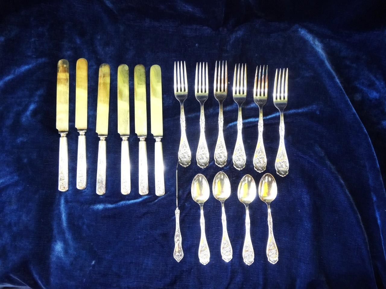 17 PIECES OF WM. ROGERS SILVER PLATED FLATWARE IN THE CARNATION PATTERN