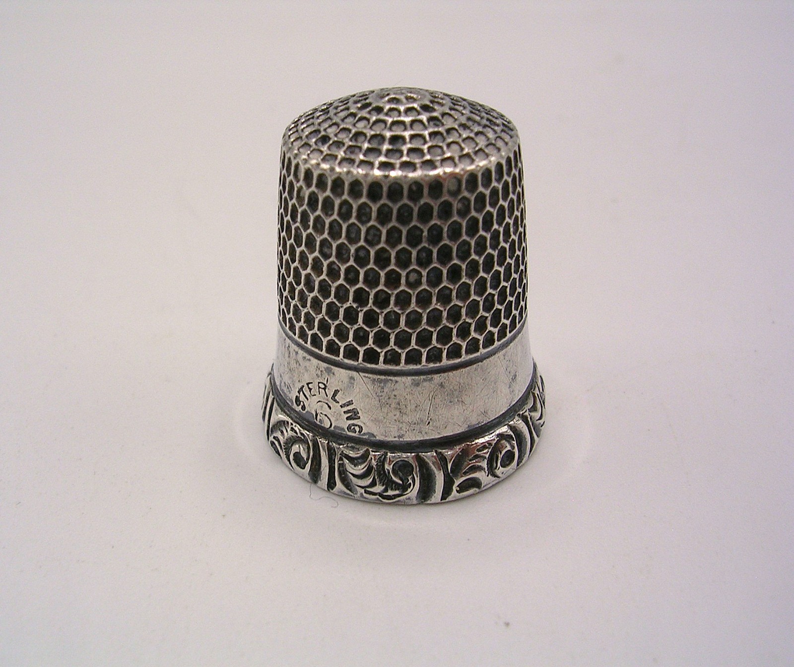 Antique Simons Bro. Sterling Silver Thimble~ Acanthus Leaves Border ~ Size 6