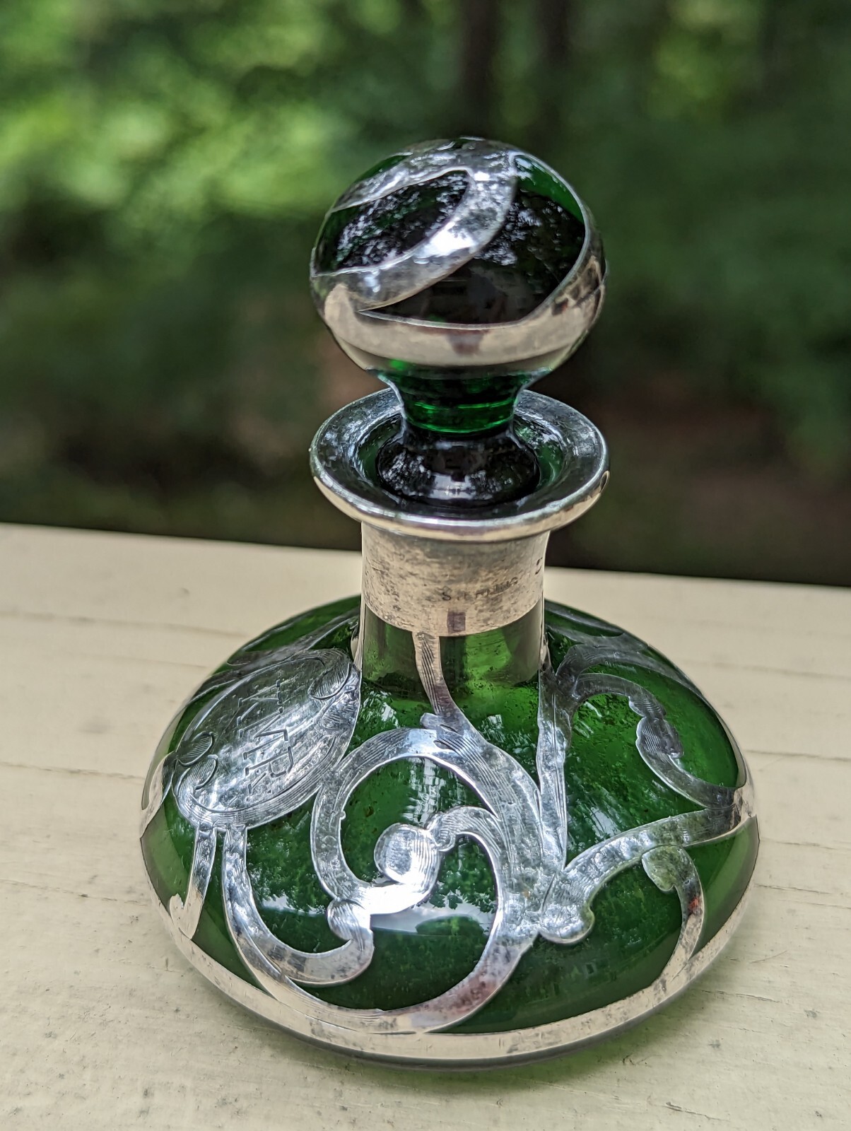 ART NOUVEAU 1900’s GREEN ART GLASS 3.25″ PERFUME BOTTLE STERLING SILVER OVERLAY