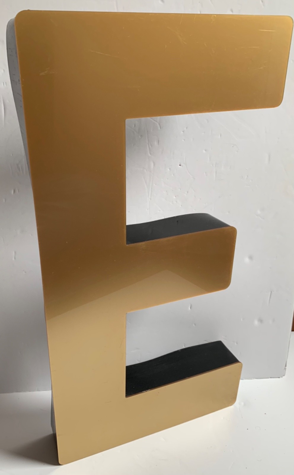 LARGE VINTAGE LETTER E / SHOP SIGN ARCHITECTURAL SALVAGE GOLD METAL FACTORY PUB