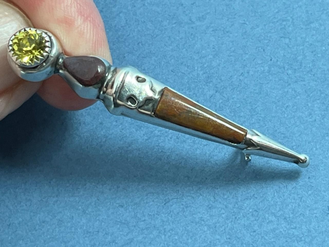 GOOD ANTIQUE SOLID SILVER SCOTTISH AGATE CITRINE DIRK BROOCH C.1920’S