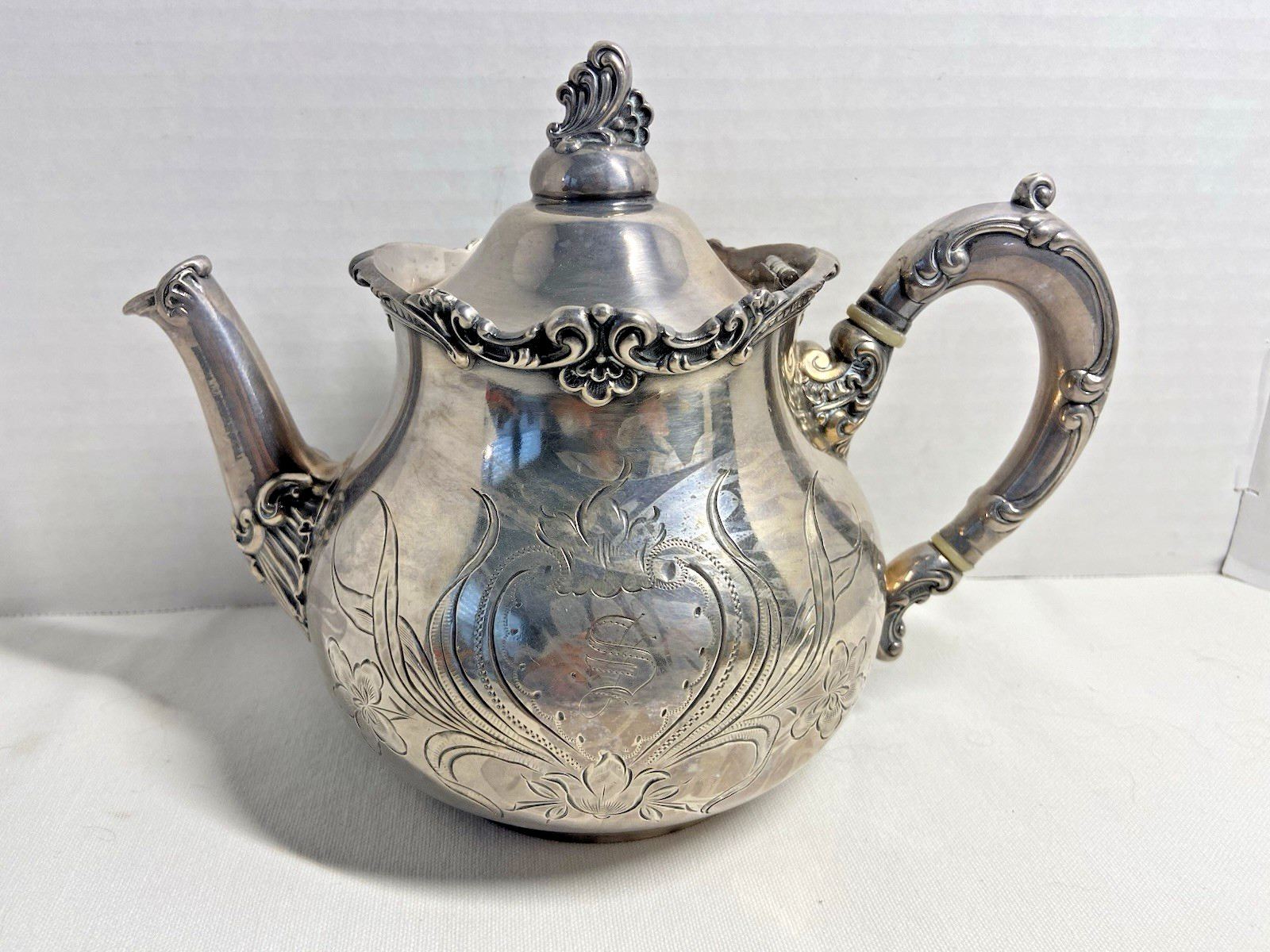 Antique MIDDLETOWN PLATE CO. Ornate Floral Heart Etched Silverplate Teapot 1405