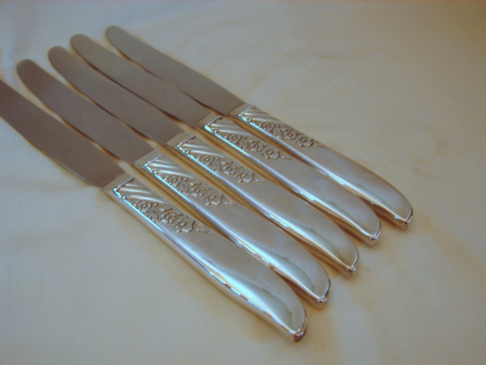 5 Oneida Silver Always Dinner Knives Excellent New-Like Condition, 7-1/2in, 1958