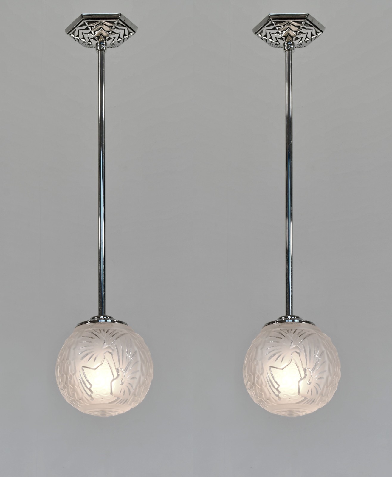 MULLER FRERES a pair of French 1925 art deco pendant lights . 4 pairs available